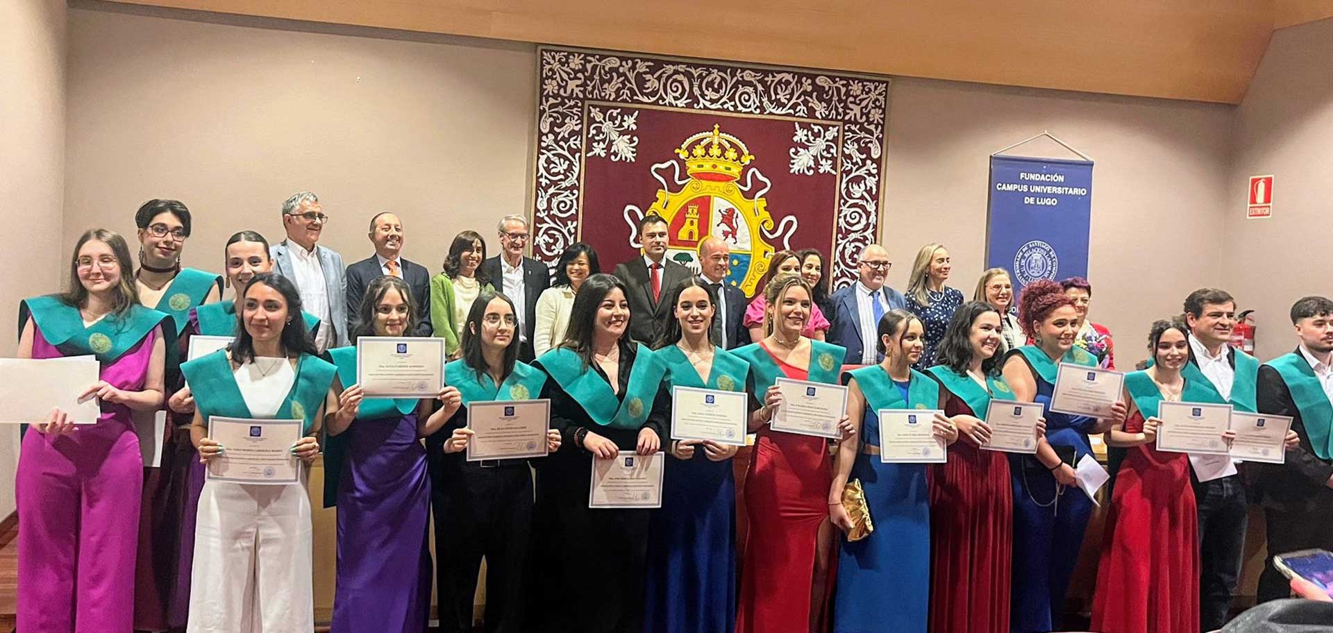 Alumnos y alumnas graduados mostrando sus diplomas